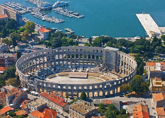 Din 아파트 풀라