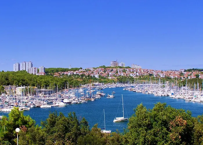 Din 아파트 풀라